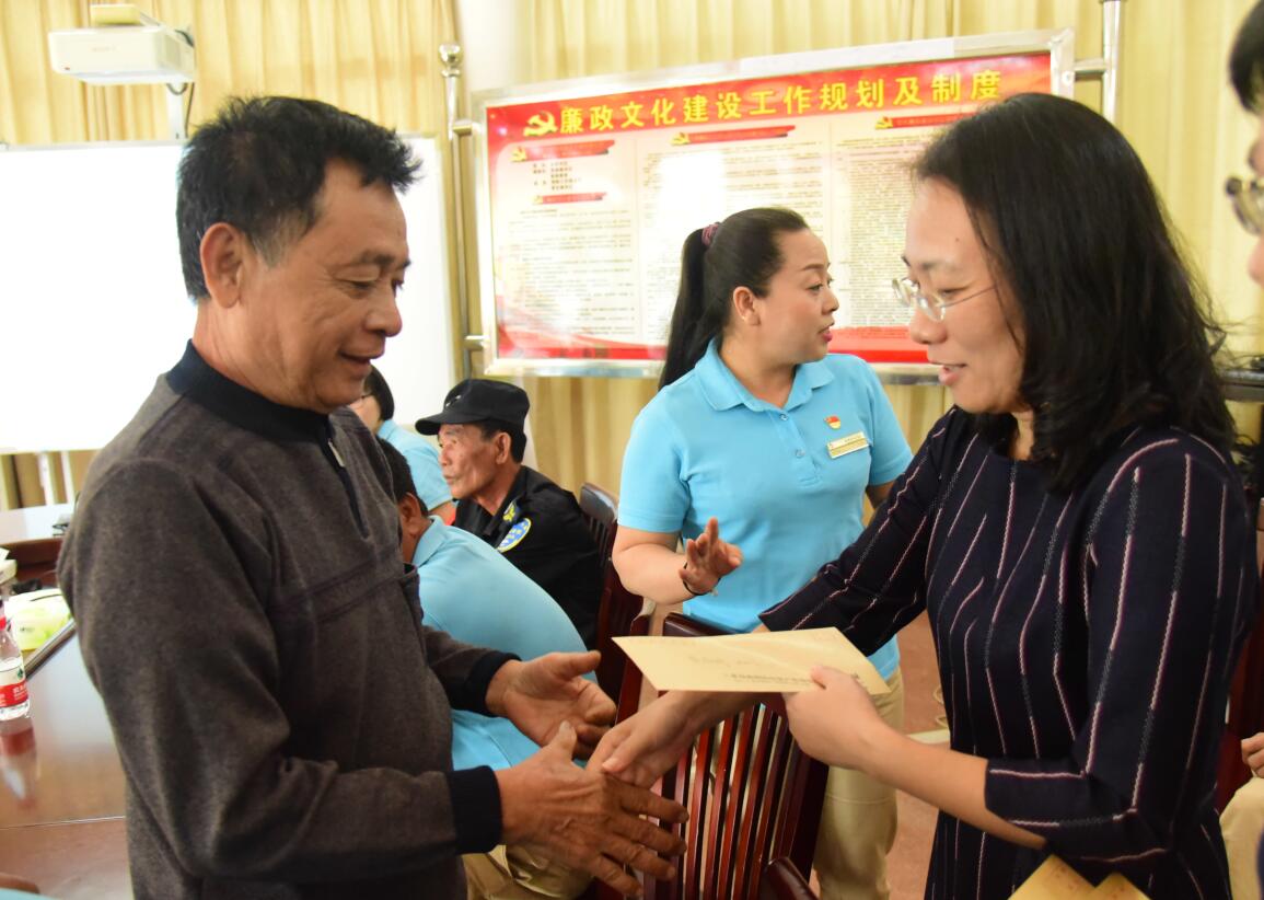 市國資委黨委書記、主任周春華走進(jìn)天涯海角景區(qū)慰問困難黨員.jpg